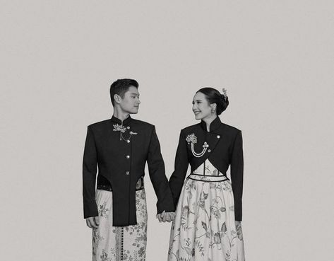 Prewed Adat Jawa, Inspirasi Foto Prewedding, Prewed Jawa, Studio Prewedding, Prewedding Adat, Prewedding Studio, Pose Prewedding, Prewedding Ideas, Family Potrait