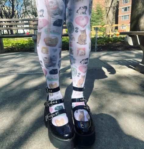 i’m a cat lady Mary Janes Outfit, Cat Tights, Funky Tights, Tights Outfits, Colored Tights, Fashion Now, Fashion Tights, Cute Socks, Tights Outfit