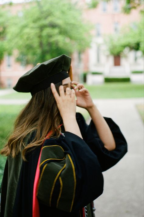 Pharmd Graduation, Graduation Picture Ideas, Academic Regalia, Med School Graduation, Degree Graduation, Grad Pictures, Vision Board Examples, Phd Graduation, Law School Graduation