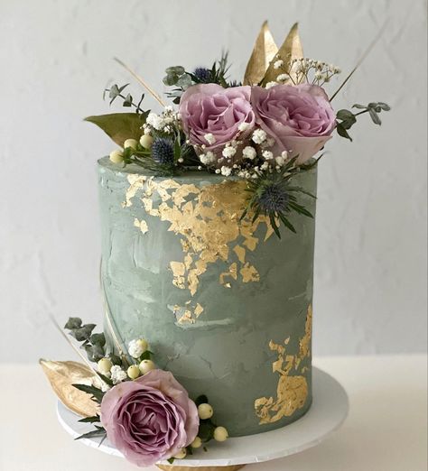 Sage Green Cake Ideas, Green Cake Ideas, Sage Green Cake, Wedding Cake Simple Elegant, Birthday Cake For Mom, 40th Cake, Gold Birthday Cake, Dessert Bar Wedding, Beautiful Cake Designs