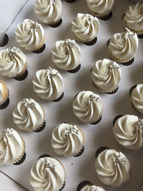 Mini swirled cupcakes Cupcake Platter, Cupcake Favors, White Cupcakes, Mini Cupcake, Wedding Cupcakes, Cupcakes Decoration, Sugar And Spice, Mini Cupcakes, Wedding Cake