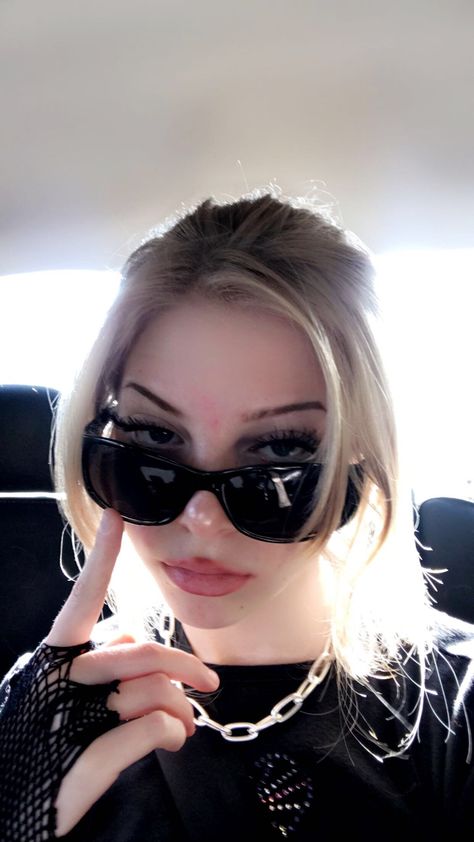 Girl With Sunglasses Aesthetic, Alt Sunglasses, Blonde Alt Girl, Grunge Sunglasses, Alt Girl Aesthetic, Outfits Alt, Blonde Hair Inspo, Aesthetic Blonde, Fit Aesthetic