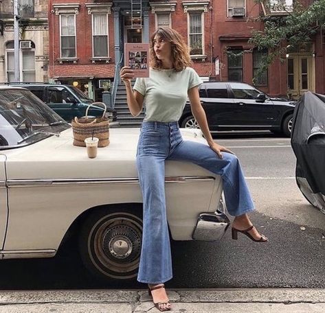 fan outfits account on Twitter: "flared jeans… " French Style Icons, Mode Poses, Style College, Style Parisienne, Flair Jeans, Jeanne Damas, Outfit Jeans, Looks Street Style, Herve Leger