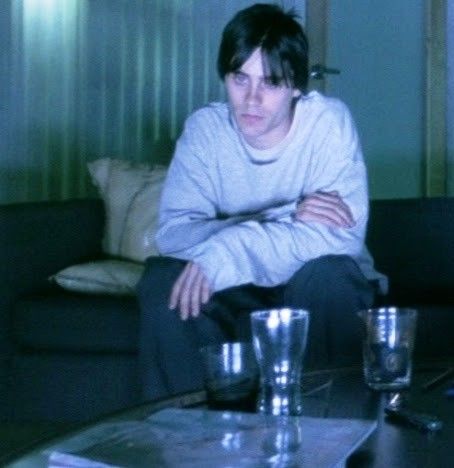 Jaret Leto, Requiem For A Dream, Human Poses Reference, Jared Leto, Film Aesthetic, Film Stills, Grunge Aesthetic, Film Movie, Movie Scenes