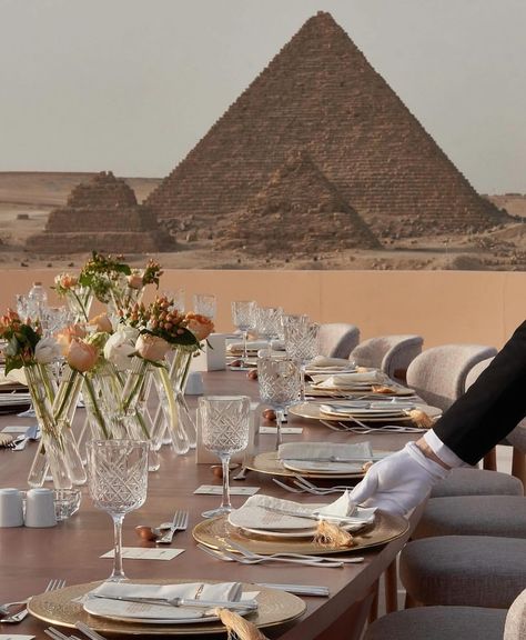 Wedding inspo 😍 What a unique dining experience, dining at Egypt's awe-inspiring pyramids. Imagine savoring your meal while taking in the breathtaking views of the pyramids, which have stood the test of time for thousands of years. It's a once-in-a-lifetime experience that's sure to leave a lasting impression. (This is not AI) 👰‍♂️🤵 @ankurjain @erikaannhammond 📍 @fscaironp 📋@vertex.events @ashleytstark 📸 @bottega53 Jet Set Style, Ancient Pyramids, Beautiful Tablescapes, Dream Wedding Decorations, The Pyramids, Dream Wedding Ideas Dresses, Event Planning Design, Dinner With Friends, Modern Love