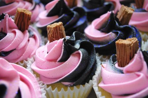 cupcakes Pink And Black Cupcakes, Blackpink Cupcake Ideas, Pink Frosting Cupcakes, Black Cupcake, Cupcakes Pink, Black Cupcakes, Cherry Blossom Cake, Cupcake Wedding, Wedding Cake Images