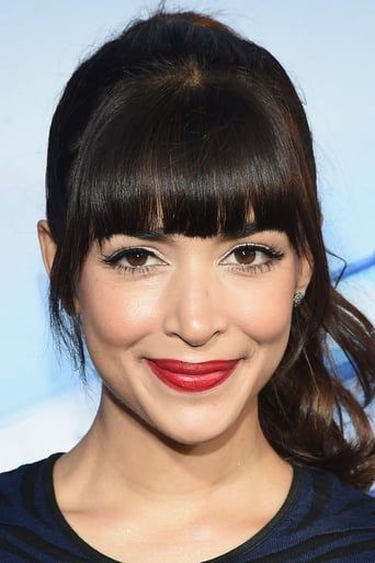 Hannah Simone - what incredibly gorgeous makeup. More than any other season, makeup is really transforming on a Winter face. Hannah looks so polished, so effortlessly glamorous. Colour harmony is such a beautiful thing. Hannah Simone Bangs, Hannah Simone Hair, Soft Deep Winter, Parminder Nagra, Nazanin Boniadi, Archie Panjabi, Winter Celebrities, Sarah Greene, Colour Harmony