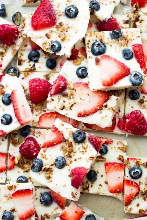 Frozen Yogurt Bark with Berries - Frozen yogurt studded with gorgeous blue and red berries! A delicious, fun, and healthy dessert! Dessert Bark, Mixed Berry Dessert, Raspberry Recipes Dessert, Yogurt Bark Recipe, Greek Yogurt Breakfast, Easy Strawberry Desserts, Resep Juice, Frozen Yogurt Bark, Berry Dessert Recipes