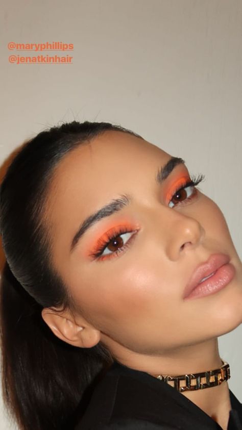 Trucco Glam, Makeup Cantik, Kendall Jenner Makeup, Neon Eyeshadow, Maquillage On Fleek, Orange Eyeshadow, Model Tips, Jenner Makeup, Orange Makeup