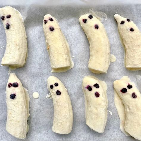 Dog Halloween Treats, Banana Ghost, Healthy Homemade Dog Food, Banana Ghosts, Halloween Dog Treats, Ghost Treats, Home Cooked Dog Food, Organic Dog Food, Diy Halloween Treats