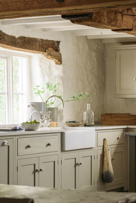 21 Beautifully Rustic English Country Kitchen Design Details to Add Charming European Country Style Antique French Kitchen Island, Kitchen Design Details, Silestone Worktop, English Country Kitchen, Interior Design Country, Dapur Rustic, Mary's Kitchen, Lovely Interior, Small Cottage Kitchen