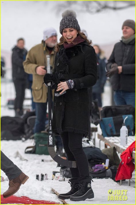 Kate (January 30, 2018) in Stockholm, Sweden. Sorel Boots Outfit, Snow Boots Outfit, Sorel Snow Boots, Kate Middleton Prince William, Casual Shoes Outfit, Kate Middleton Photos, Catherine Duchess Of Cambridge, Sorel Boots, Skiing Outfit