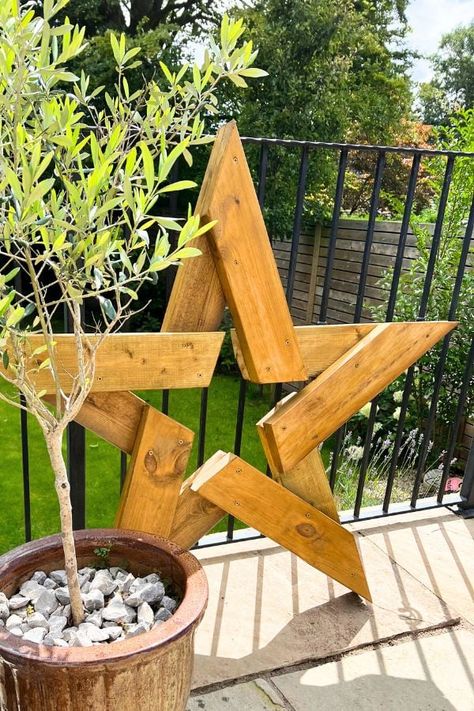 Large Outdoor DIY Wooden Star In Garden Diy Lighted Star Outdoor, Homemade Outdoor Decorations, Star Wood Crafts, Wooden Garden Art Diy, Wooden Outdoor Decor, 2x4 Projects Diy Outdoor, Easy 2x4 Projects Diy, Wooden Garden Decorations, 2×4 Diy