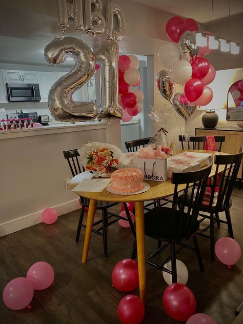 Birthday Party House Decorations, 19th Photoshoot, House Birthday Party Ideas, Pisces Szn, 21st Birthday Pictures, House Birthday Party, 22nd Bday, 20th Bday, 17th Birthday Ideas