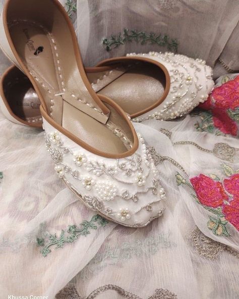 Bridal Jutti, Punjabi Shoes, Traditional Jutti, Pakistani Shoes, Indian Sandals, Fancy Sandals, Indian Shoes, Desi Aesthetics, Punjabi Jutti