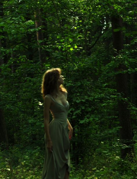 Forest Photoshoot Ideas Aesthetic, Photography In The Forest, Forest Pictures Ideas, Dark Woodsy Photoshoot, Posing In Nature, Green Aesthetic Woman, Forest Photoshoot Woman, Feminine Poses Photo Shoot, Nature Photoshoot Aesthetic