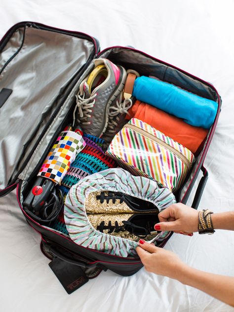 28 Traveling Tips to Make Your Next Trip a Breeze Travel Outfit Summer Airport, Travel Outfit Spring, Packing Shoes, Smart Packing, Efficient Packing, Packing Ideas, Read List, Beanie Boo, Shower Caps