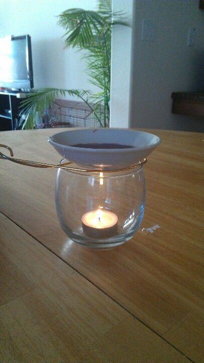 Simple diy scented wax warmer. 3oz plate, a spare piece of thick gauge wire bent into almost a fish shape, 1 unscented tea light candle, & a small glass. Use one 1"x1" wax brick. Homemade Candle Warmer, Diy Wax Warmer, Diy Candle Warmer, Wax Warmer Diy, Diy Wax Melts, Natural Room, Diy Scent, Scented Wax Warmer, Diy Wax