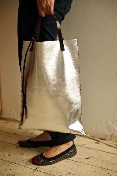 Sac Tote Bag, Handmade Leather Tote, Sac Diy, Silver Bag, Silver Bags, Lv Bags, Handbags Affordable, Cheap Handbags, Prada Bags