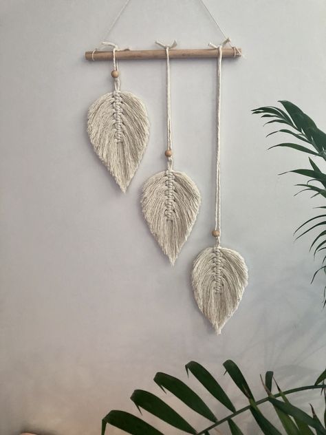 Macrame Leaves, Leaves Diy, Simpul Makrame, Macrame Feathers, Macrame Thread, Feather Wall Hanging, Yarn Wall Art, Macrame Wall Hanging Diy, Diy Yarn Crafts