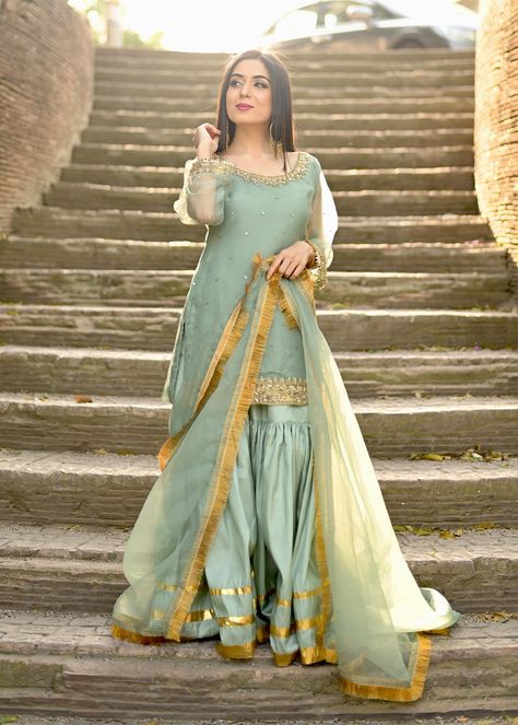 Simple Gharara Designs Pakistani, Gharara Suits Party Wear, Sharara Designs Simple, Ghrara Design, Eid Suits, Nikah Dresses, Pakistani Wear, Gharara Designs, Dabka Work