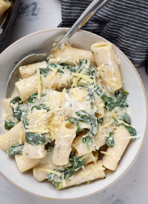 Creamy Spinach Pasta Recipes, Spinach Cream Pasta, Spinach White Sauce Pasta, Creamy Garlic Pasta Salad, Creamy Spinach Pasta Sauce, White Cream Sauce Pasta, Garlic Cream Sauce Pasta, Creamed Spinach Pasta 12 Tomatoes, Pasta In A Bowl