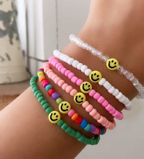 Smiley Face Beads Bracelet, Smiley Face Beaded Jewelry, Single Bead Bracelet, Braslet Ideas Clay Beads, Smiley Face Bracelets, Smiley Face Accessories, Smiley Face Bracelet Ideas, Bracelet Ideas Small Beads, Letter Beads Ideas