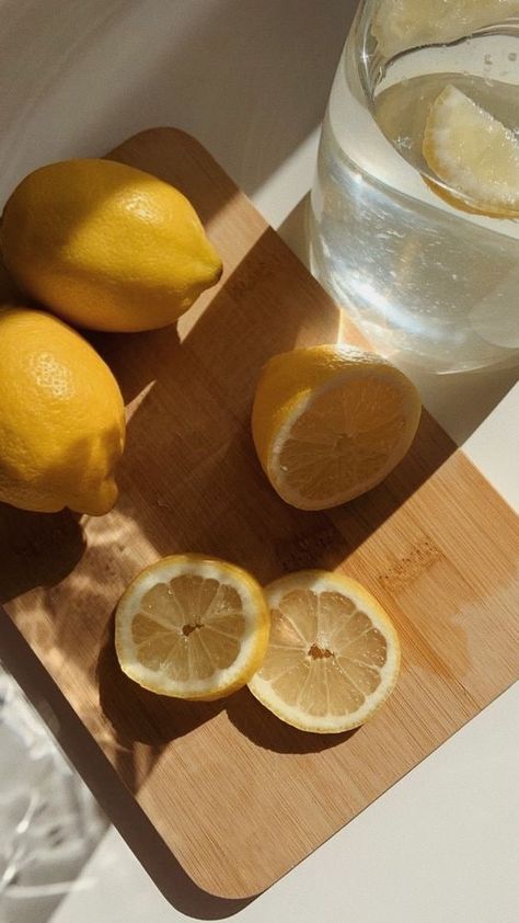 Citroen Water, Lemon Water In The Morning, Drinking Hot Water, Drinking Lemon Water, Water Aesthetic, Glass Of Water, Healthy Food Motivation, Healthy Lifestyle Inspiration, Lemon Water