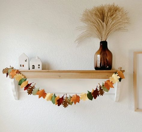 Autumn inspired garland, perfect to decorate for Thanksgiving as well! Fall Felt Garland Mantle, Autumn Bunting Ideas, Felt Garland Fall, Diy Fall Leaves Decor, Autumn Felt Garland, Felt Fall Garland, Homemade Fall Decorations, Autumn Arts And Crafts, Felt Halloween Garland