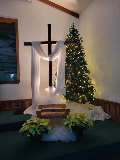 Crishmish Decoration, Manger To The Cross Christmas, Christmas Cross Decorations, Manger Decorations Christmas, Manger Instead Of Christmas Tree, Christian Christmas Table Decorations, Christmas Church Aesthetic, Christmas Altar Decorations, Christ Christmas Tree