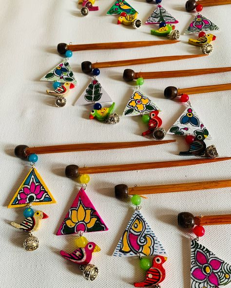 HandPainted Madhubani art work juda pin Dm for more detail #HandPaintedJudaPin #MadhubaniJudaPin #MadhubaniArtAccessories #MadhubaniHairJewelry #EthnicHairPin #HandcraftedJudaPin #IndianArtHairAccessory #TraditionalJudaPin #FolkArtAccessories #MadhubaniFashion Fabric Jewelry Handmade, Painted Jewellery, Fabric Bangles, Desi Art, Terracotta Jewellery Designs, Diy Jewelry Set, Madhubani Paintings, Earrings Diy Handmade, Diy Fabric Jewellery