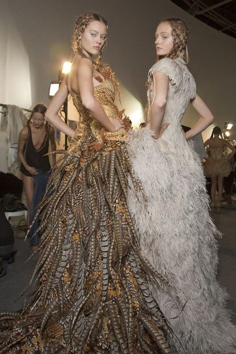 Fashion Show Themes, Feather Fashion, Alexander Mcqueen Fashion, Savage Beauty, Sarah Burton, Mcqueen Fashion, Moda Paris, Feather Dress, 인물 사진