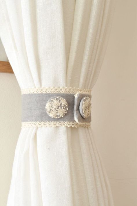 Curtains holder designing Curtain Tie Backs Diy, Diy Curtain, Sewing Cushions, Curtain Holder, Simple Curtains, Curtain Tiebacks, Stylish Curtains, Pola Sulam, Curtain Accessories