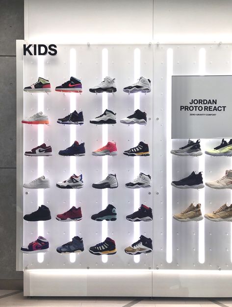 Sport Retail Store Design, Sneaker Store Design, Shoes Store Design, Sepatu Air Jordan, Display Shelf Design, Balenciaga Store, Shoe Store Design, Retail Store Interior Design, Clothing Store Interior