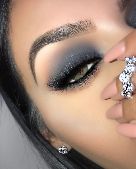 Awesome eye makeup Grey Eye Makeup, Wedding Eyes, Grey Makeup, Party Make-up, Grey Eyeshadow, Wedding Eye Makeup, Beauty Make-up, Makijaż Smokey Eye, Braut Make-up