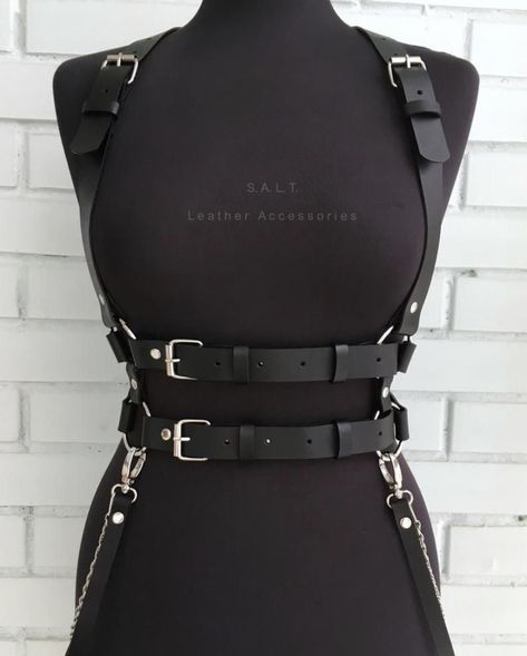 Leather Harness Women, Black Leather Harness, Harness Women, Harness Outfit, Vestiti Edgy, Harness Fashion, Double Belt, Haine Diy, Idee Cosplay