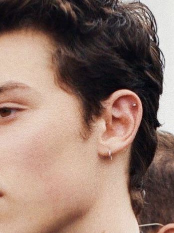 Guys Piercings Ears, Ear Piercings Boy, Men's Piercings Ears, Double Lobe Piercing, Guys Ear Piercings, Men's Piercings, Ear Peircings, Types Of Ear Piercings, Cool Ear Piercings