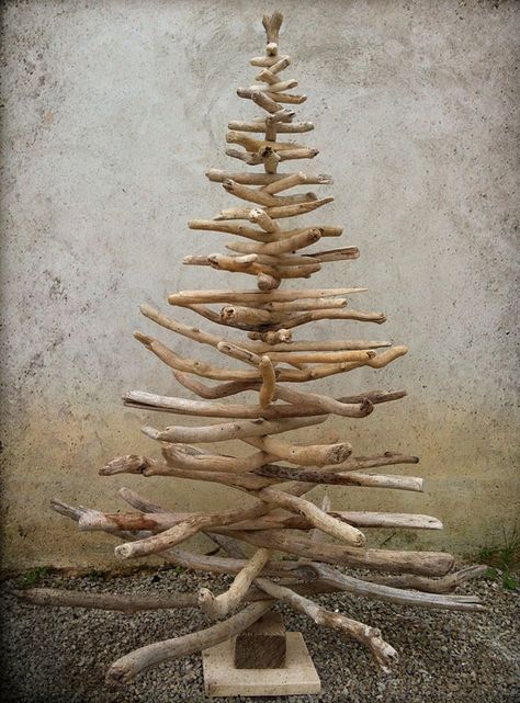 Driftwood Christmas tree Twig Christmas Tree, Homemade Christmas Tree, Driftwood Christmas Tree, Plastic Christmas Tree, Alternative Christmas, Wooden Christmas Tree, Alternative Christmas Tree, Creative Christmas Trees, Diy Christmas Decorations Easy