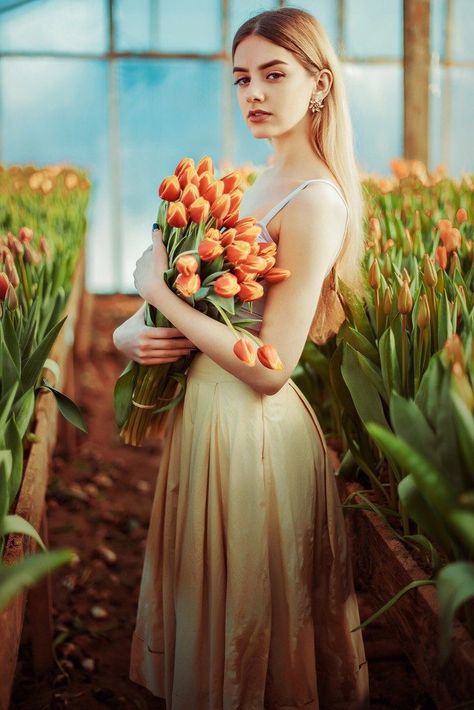 Shop Photoshoot, Photoshoot Flowers, Flower Photoshoot, Flowers Shop, Flower Girl Hairstyles, Holding Flowers, Trendy Flowers, Best Photo Poses, Bunch Of Flowers