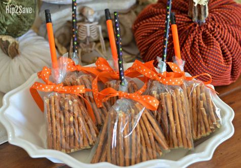 Transform pretzel sticks into a witch’s broomstick for this EASY non-candy Halloween snack idea your kids will LOVE! Snack Halloween, Halloween Class Party, Dulces Halloween, Halloween Snack, Halloween Treats For Kids, Halloween Fest, Festa Harry Potter, Candy Halloween, Halloween Treats Easy