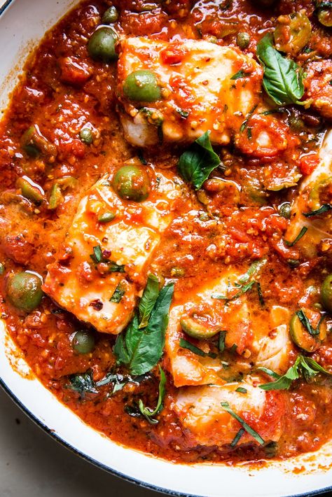 Fish Puttanesca Italian Seafood Recipes, Fish Dinner Recipes, Easy Seafood, Fish Recipes Healthy, Easy Seafood Recipes, Fish Dinner, Seafood Dinner, Mediterranean Diet Recipes, Fish Dishes