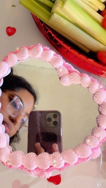 Cake With Mirror On Top, Mirror Cake Selfie, Selfie Cake, Heart Selfie, Galentines Ideas, Cake Mirror, Funky Bathroom, Heart Birthday Cake, Fake Cakes