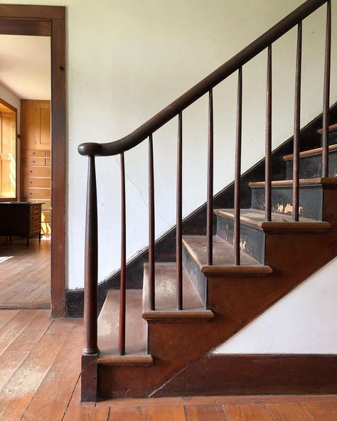 Old Staircase Ideas, Wooden Bannister Ideas, Colonial Staircase, Stair Inspiration, Cottage Staircase, Wooden Staircase Railing, Victorian Stairs, Cottage Stairs, Wood Railings For Stairs