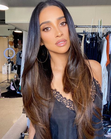 Shay Mitchell Haircut, Shay Mitchell Hair, Inspi Photo, Black Hair Balayage, Brown Hair Inspo, Shay Mitchell, Based On Your Zodiac Sign, Glamour Makeup, Haircut And Color