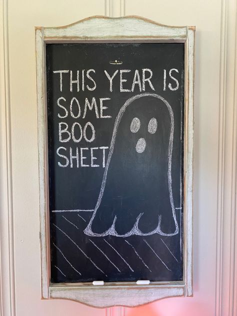 Funny Chalkboard Art, Seasonal Chalkboard Ideas, Cute Halloween Chalkboard Ideas, Halloween Mirror Writing, Fall Halloween Chalkboard Art, Ghost Chalkboard Art, September Chalkboard Ideas, Spooky Chalkboard Art, Chalkboard Art Halloween