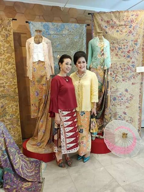 Kebaya & Kain Batik koleksi Batik Butik Anitaayu Kebaya Modern Dress, Modern Dress, Batik, Indonesia, Saree, Makeup, Quick Saves, Make Up