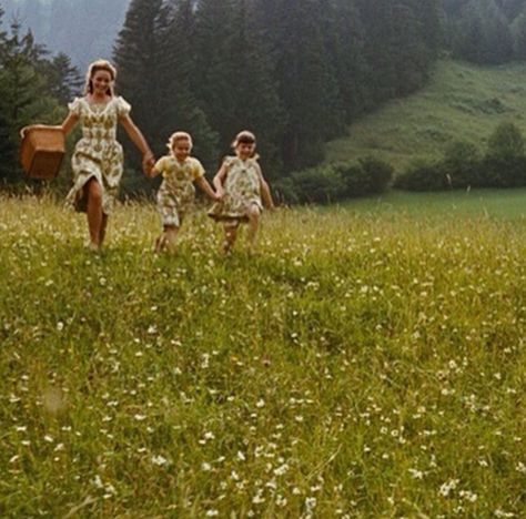 Charmian Carr. Debbie Turner. Kym Karath. Running. Field. Cute. Liesl. Gretl. Marta. Liesl Sound Of Music, Running Field, Charmian Carr, Childhood Films, Nicholas Hammond, Christopher Plummer, Long Books, The Sound Of Music, Style Rules