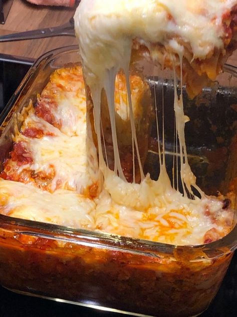 Cooking Lasagna Aesthetic, Lasagna Dinner Aesthetic, Lasagne Photography, Lasagne Aesthetic, Kiara And Nino, Lasagna Aesthetic, Cheese Aesthetic, Food Photography Fruit, Dinner Aesthetic