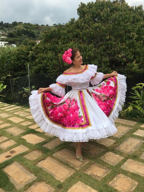 Hispanic Clothing, Folklorico Dresses, Cultural Fashion, Mexican Outfit, Mexican Dresses, Fantasy Dress, Latin American, Disney Outfits, Costume Dress