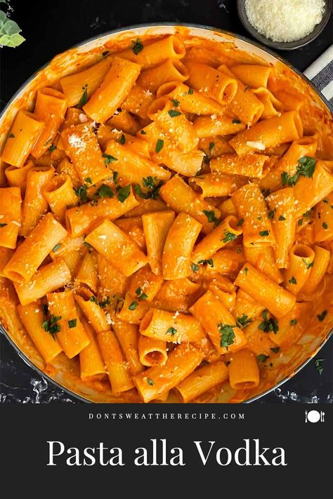 Pasta And Vodka Sauce Recipes, Vodka Rigatoni Recipe, Easy Vodka Pasta, Pasta Vodka Sauce, Creamy Vodka Pasta, Easy Penne Alla Vodka, Pasta A La Vodka, Spicy Vodka Pasta Recipe, Easy Vodka Sauce